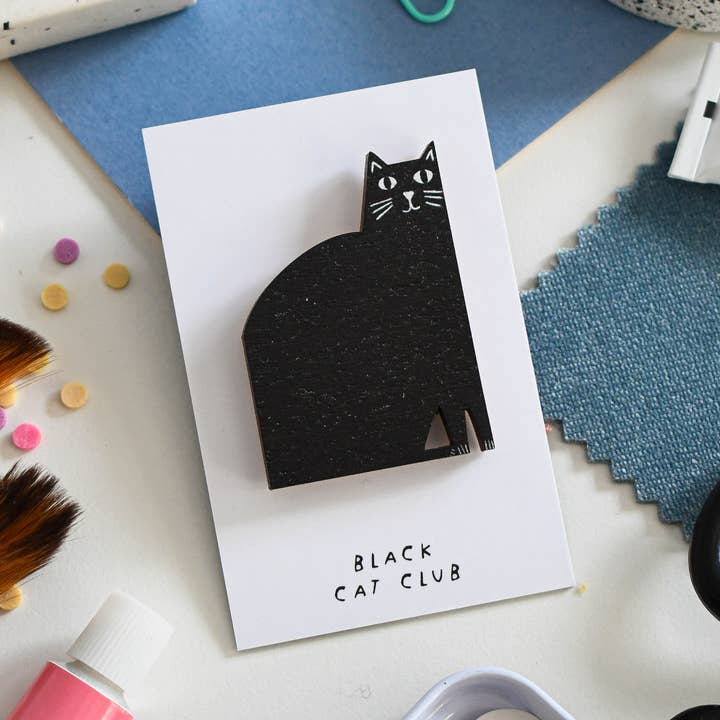 Houten pinspeld met zwarte kat voor wholesale door Niaski - Feline Fine Art (USA DUTIES PAID)