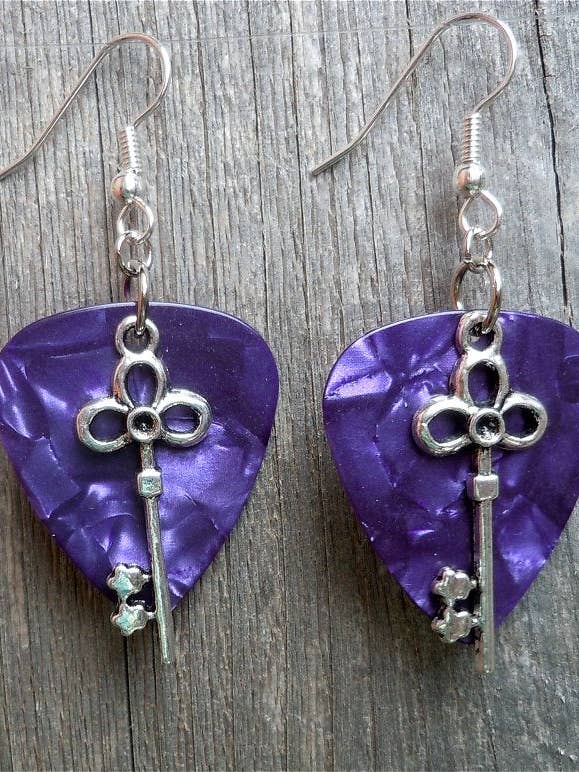 Key Charm gitarr plocka örhängen för wholesale av Simply Raevyn