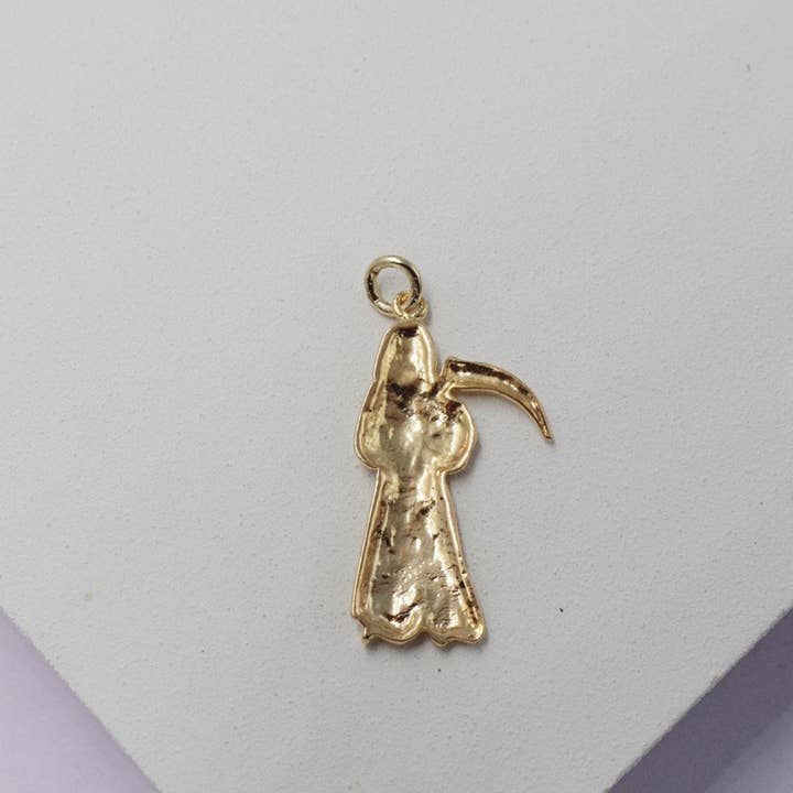 Cherie by Cherie - Vente Breloques/médailles personnalisées - Pendentif Faucheuse avec faux en or ou en argent2