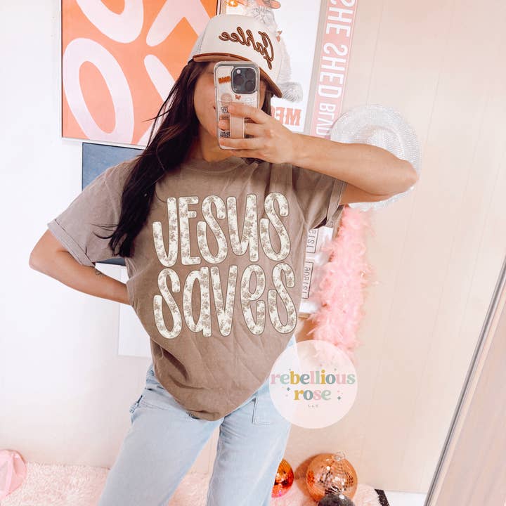 T-shirt graphique Jésus sauve pour la vente par Rebellious Rose LLC