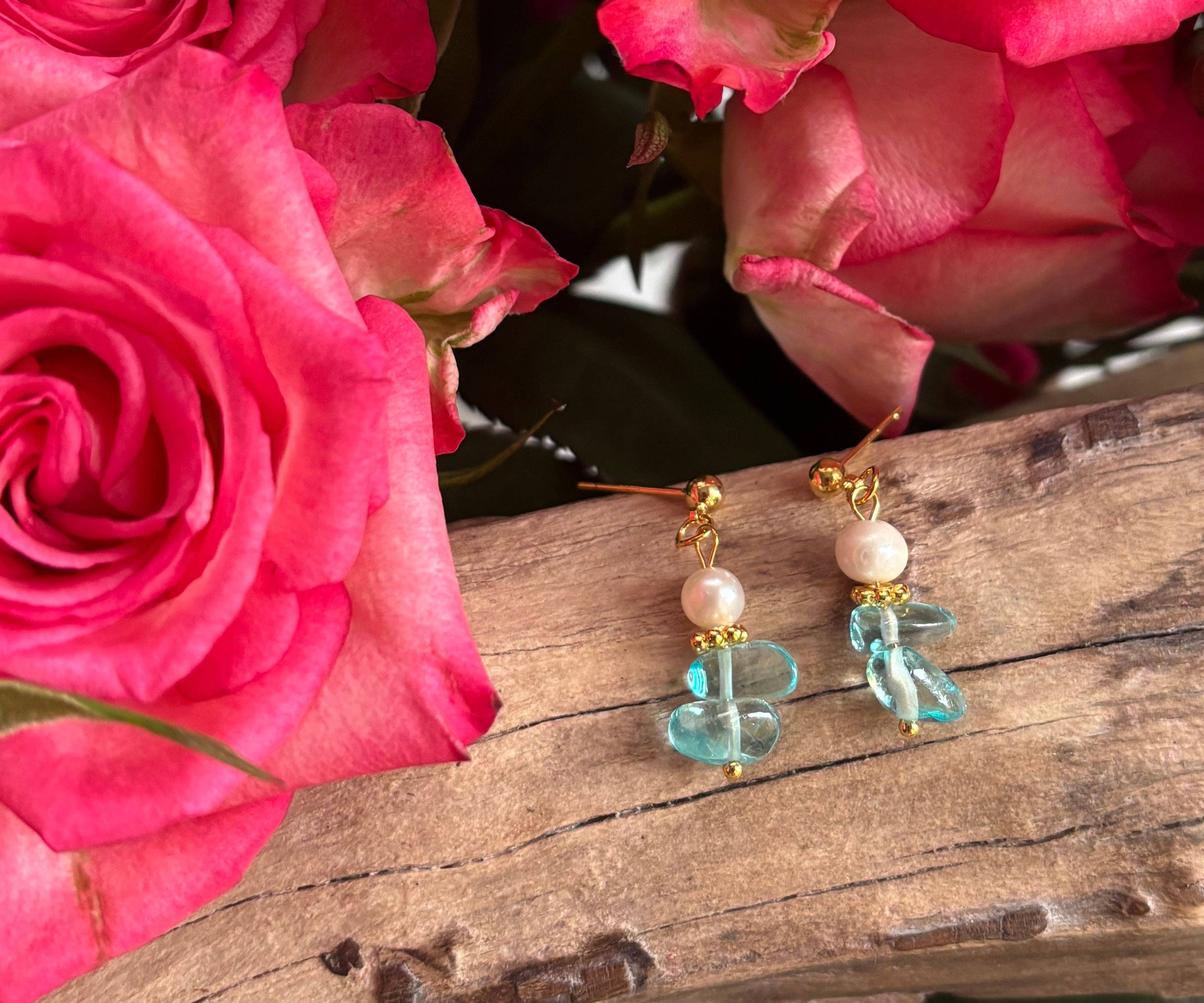 Ocean Ripples - Vente Boucles d'oreilles pendantes - Boucles d'oreilles pendantes en plaqué or 14 carats avec grappe d'aigue-marine3