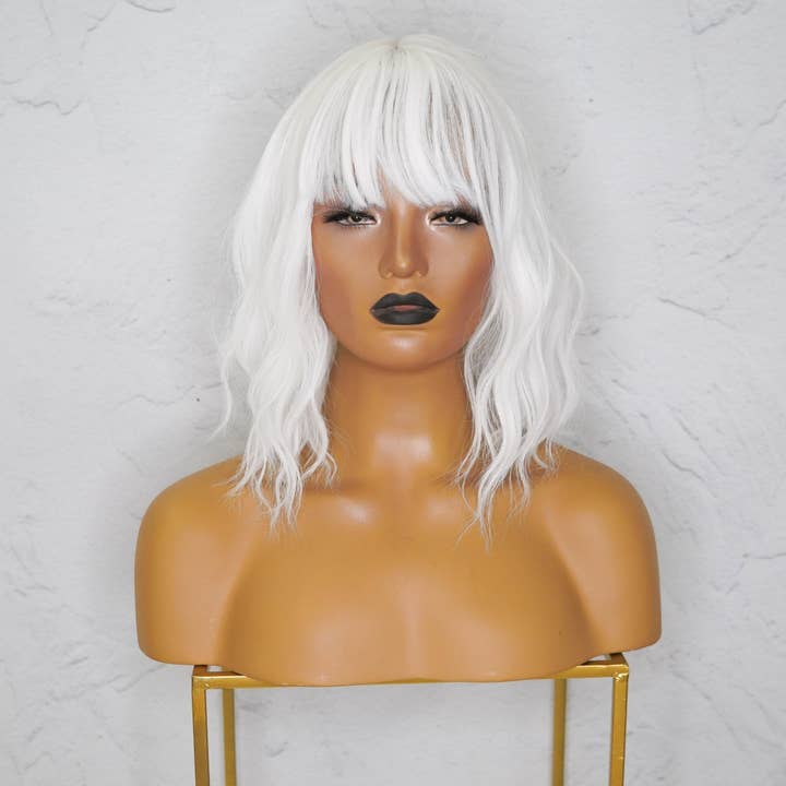 Peruca com franjas HAYLEY White Bob por atacado de Milk & Honey