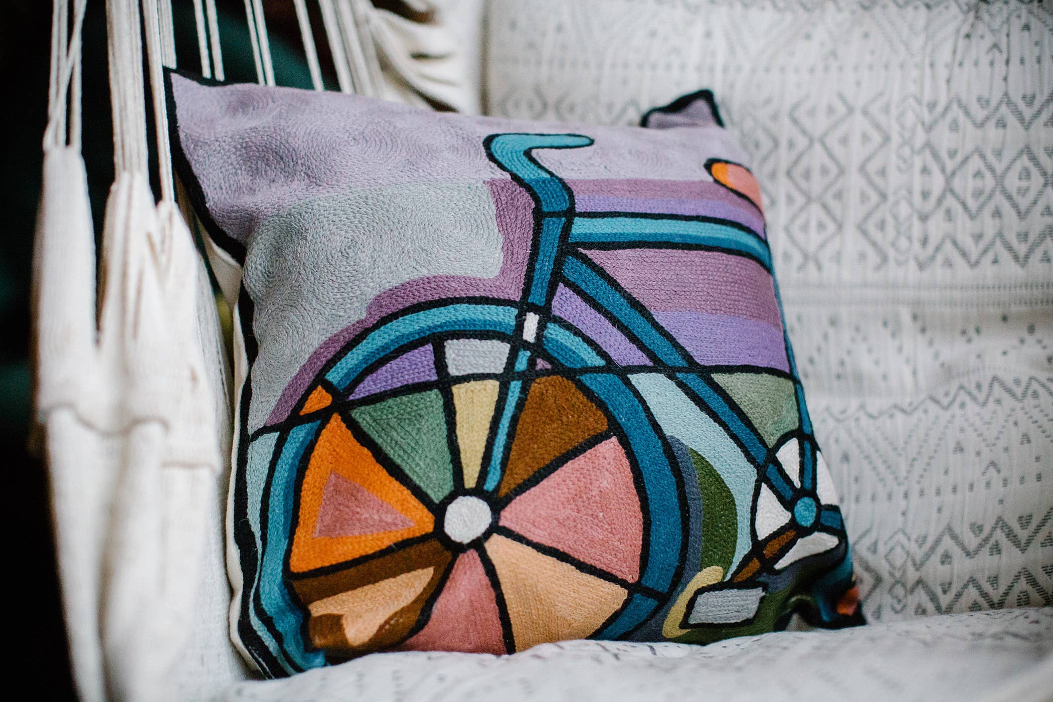 Cashmere Crafts Inc - Wholesale Decoratief kussen - Met de hand geborduurd designkussen voor fietsen - vierkant van 18 inch1