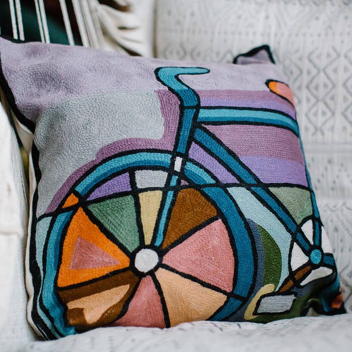 Cashmere Crafts Inc - Wholesale Decoratief kussen - Met de hand geborduurd designkussen voor fietsen - vierkant van 18 inch1