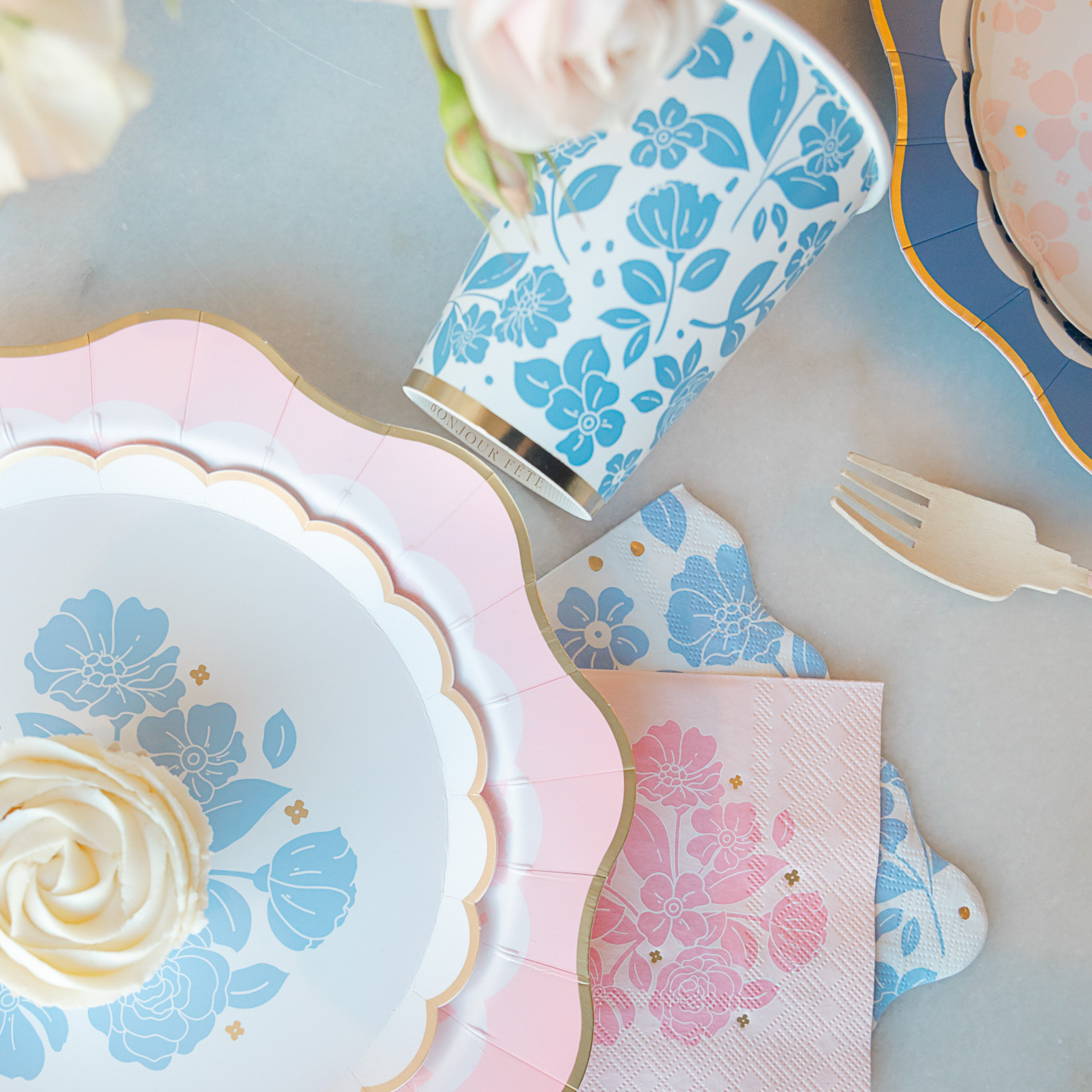 Bonjour Fête - Wholesale Disposable plate - BELLE BLUE ELEGANT FLORAL DESSERT PLATES3