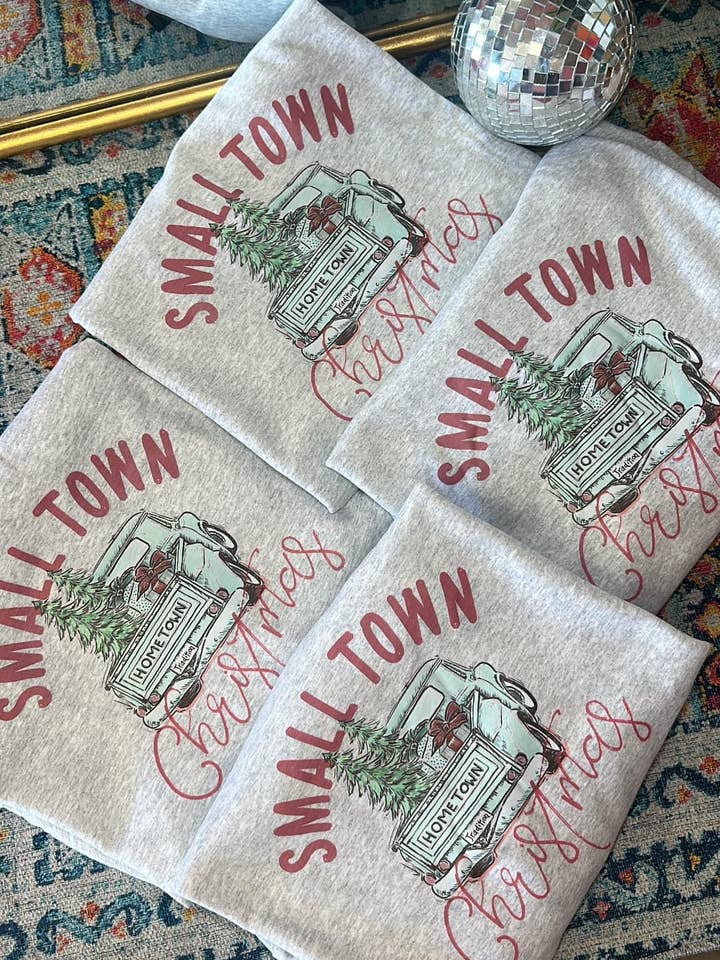 Sweatshirt de Noël Small Town pour la vente par Front Porch Boutique