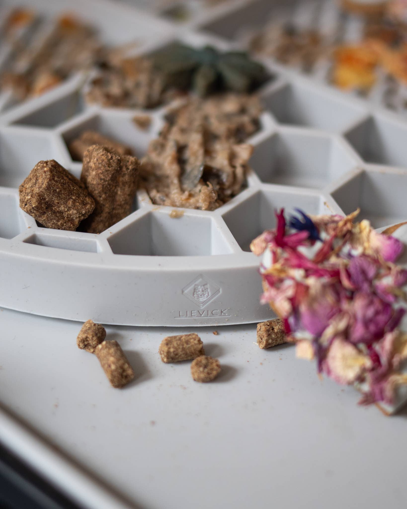 LIEVICK - Wholesale Pet Food Mat - Dog - LIEVICK ' no spill ' mat - LIGHT GREY1