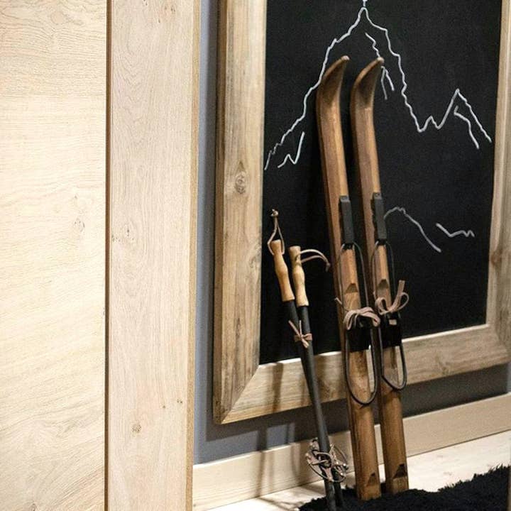 Coppia di sci e bastoni in legno con anelli in pelle fatti a mano per la vendita all'ingrosso da parte di LES SCULPTEURS DU LAC