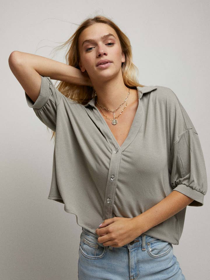 Cropshirt met elleboogmouwen en strass en knoopsluiting voor wholesale door Cerule