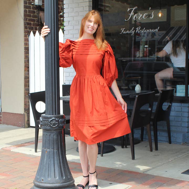 Robe Olga Rust Solid pour la vente par Love Stone Fashion LLC.