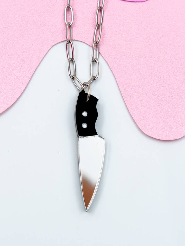 Collana con Coltello – Pendente in Acrilico su Catena a Maglie di Carta per la vendita all'ingrosso da parte di Electric Cat