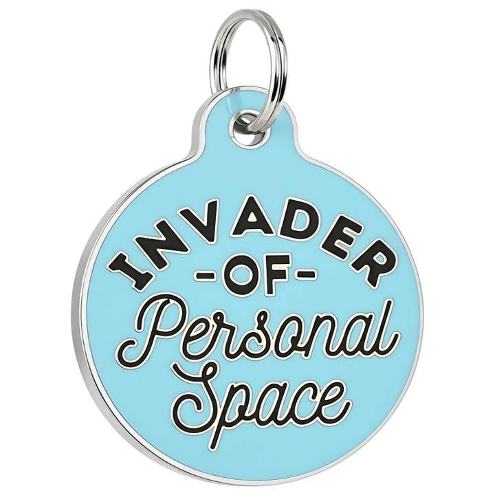 Médaille pour chien avec identifiant numérique pour animal de compagnie - Envahisseur d'espace personnel *Bleu pour la vente par Bad Tags