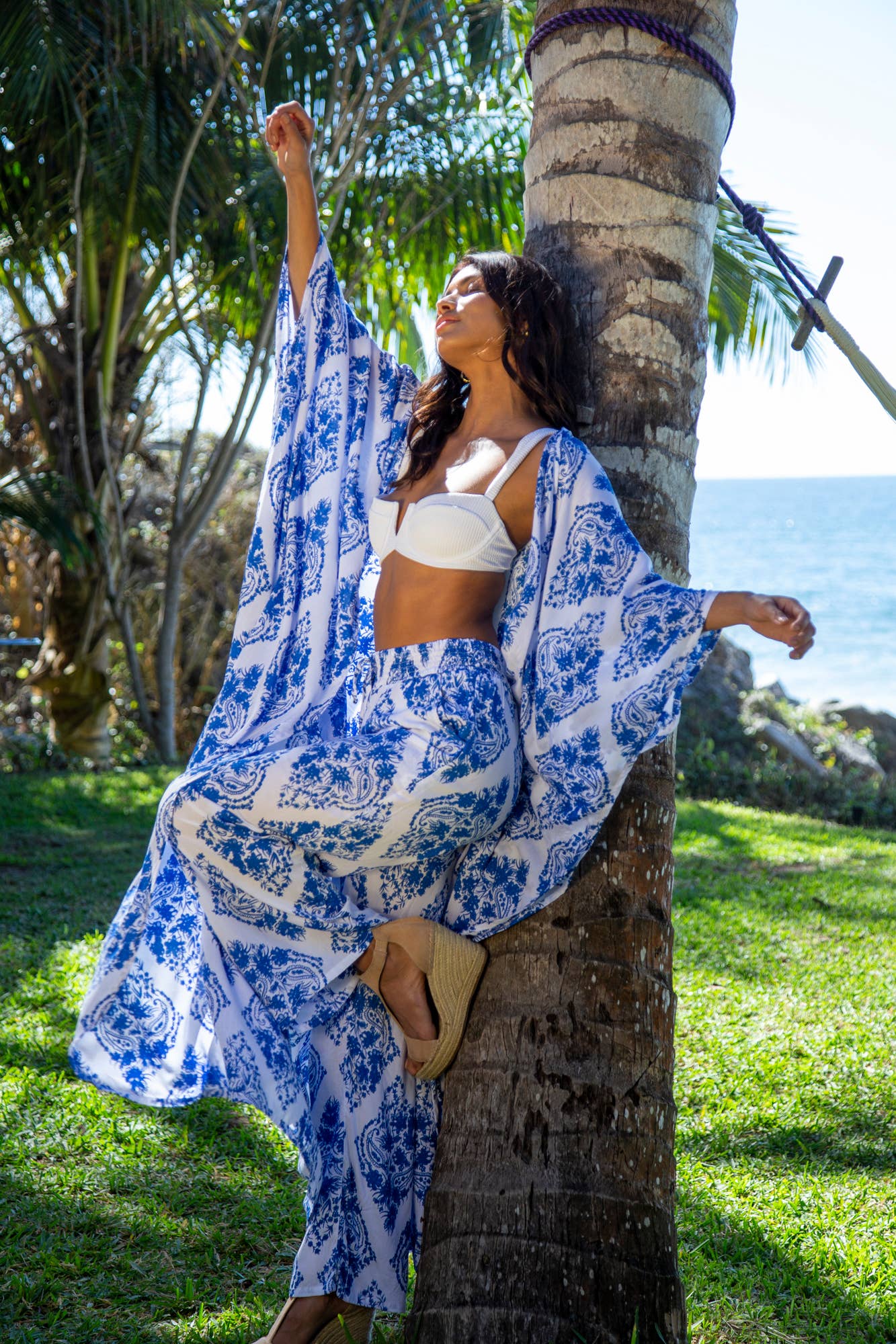 Bali Prema – Engroshandel Strandbadekåbe – Dame – Sommerstranddække Samantha Premium Kaftan Kåbe med Bindebånd i St Johns Blå Diamant6