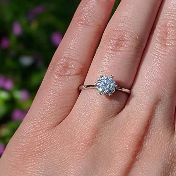 TwoBirch – Großhandel Verlobungsringe – Twobirch Verlobungsring aus platiniertem 925er-Sterlingsilber, 1 Karat, runder Solitär-Moissanit-Verlobungsring mit herzförmigen Zinken1