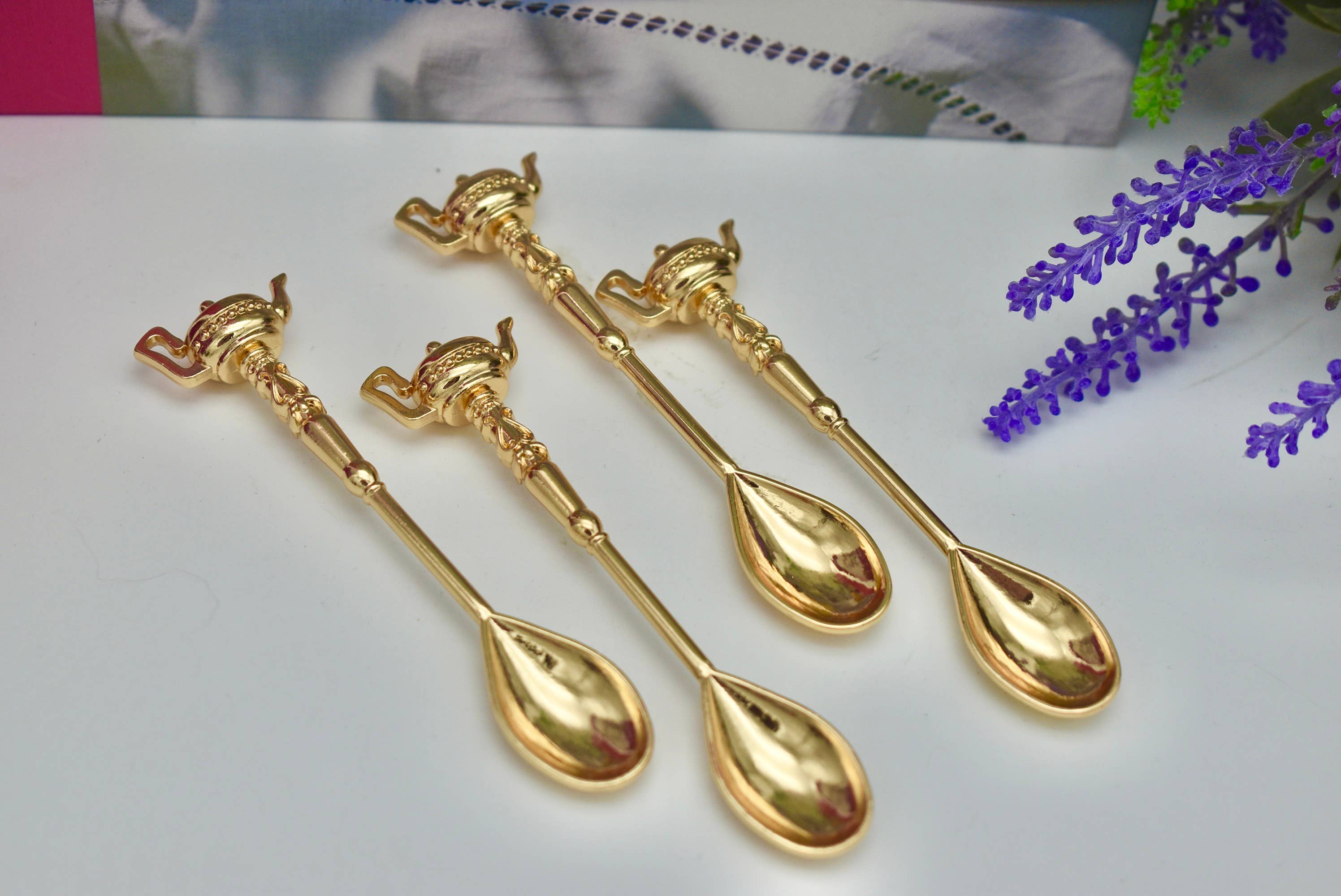 All Little Cute Things – Großhandel Esslöffel (Besteck) – Goldbeschichtete Löffel mit Teekannen-Griff im Geschenkset8