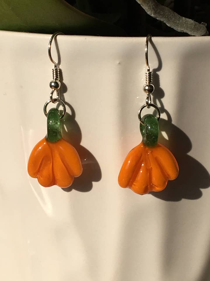 Orecchini pendenti a forma di zucca in vetro soffiato, in acciaio chirurgico per la vendita all'ingrosso da parte di The Flowing Crystall