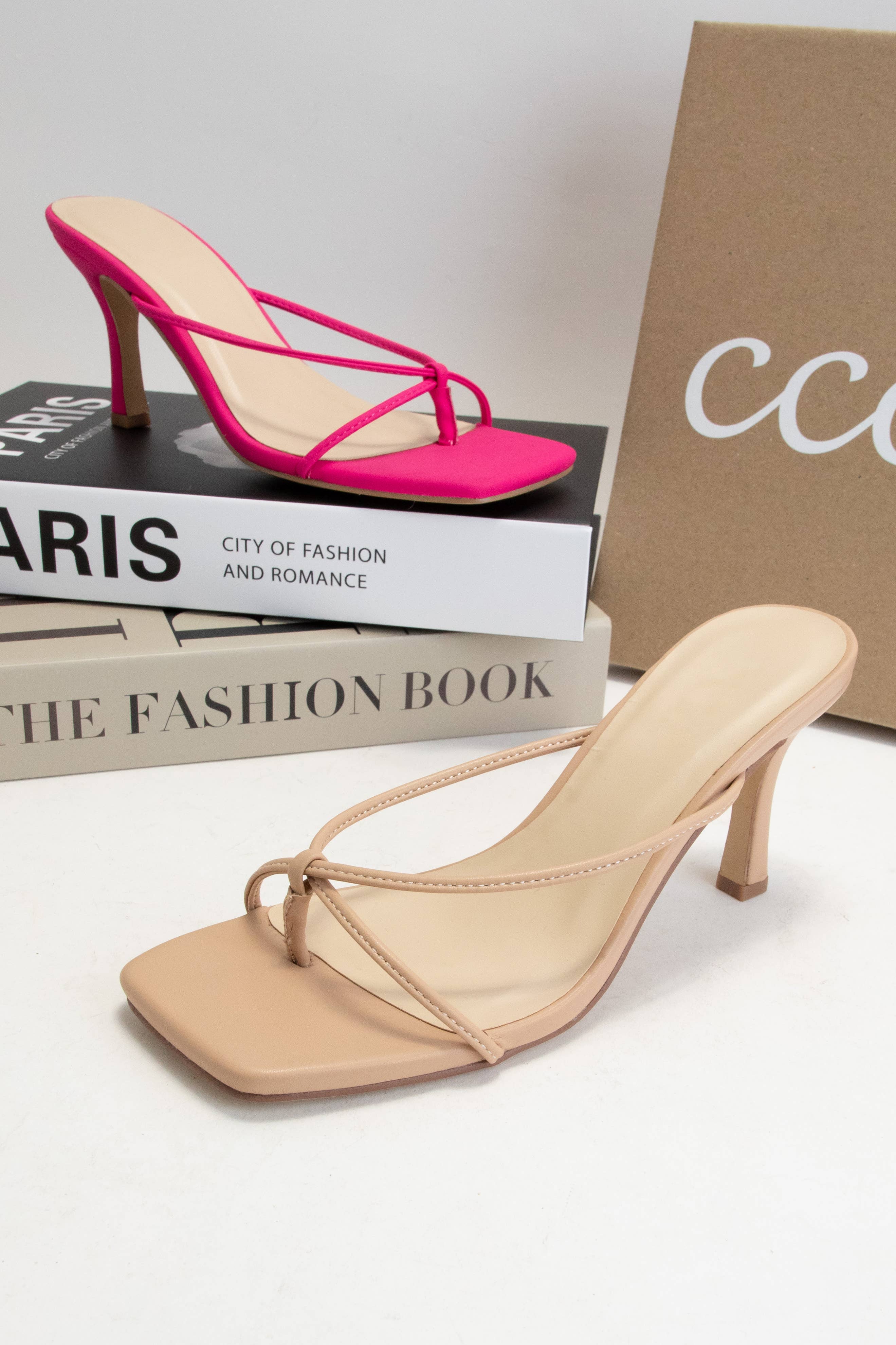 CCOCCI - Vente Chaussures à petit talon – femme - TALONS À ENFILER POUR CHATON, STYLE STRING À FINES BRETELLES EN FORME DE COLOMBE5