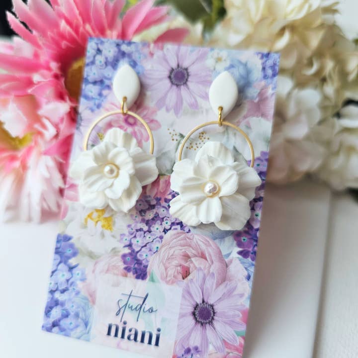 Brincos de flor em argila polímera, neutros, bege por atacado de Studio Niani