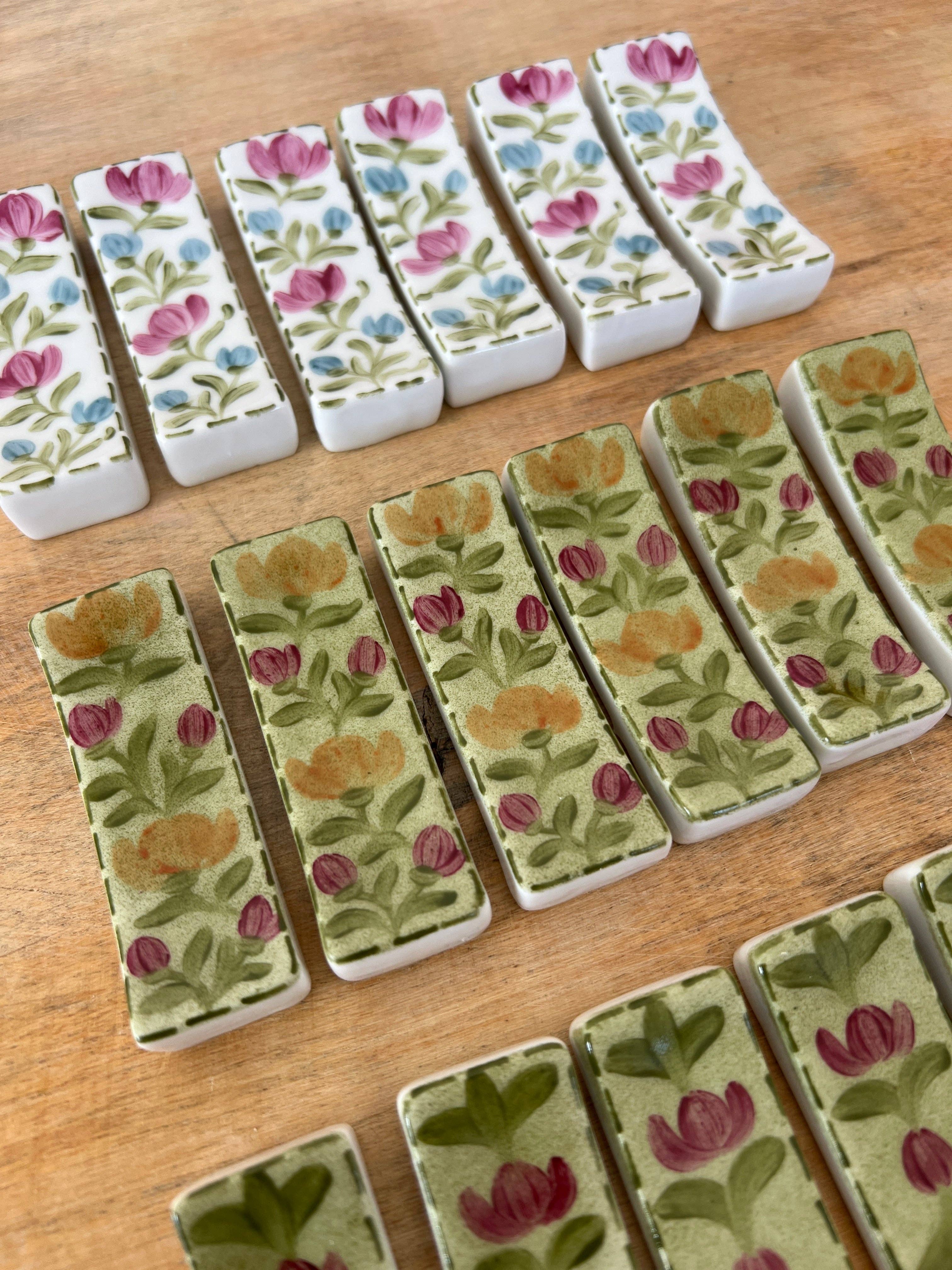 Cristina Cisneros – Großhandel Essgeschirr-Set – Set mit 6 handbemalten Porzellan-Besteckablagen in Rosa und Blau1