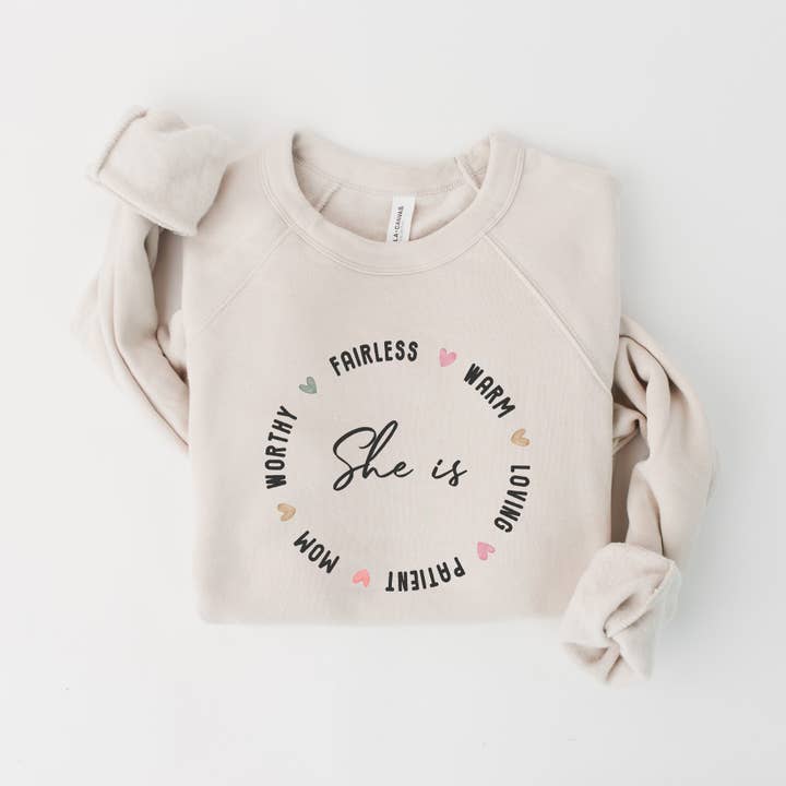 SHE IS FEARLESS fleecetrui met grafische print, uniseks voor wholesale door Shamaim