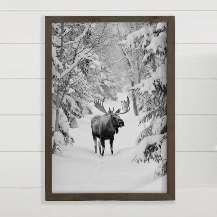 Leinwandbild „Elch im Schnee“, mit Wintertieren, Holzrahmen für den Großhandel von Hangout Home