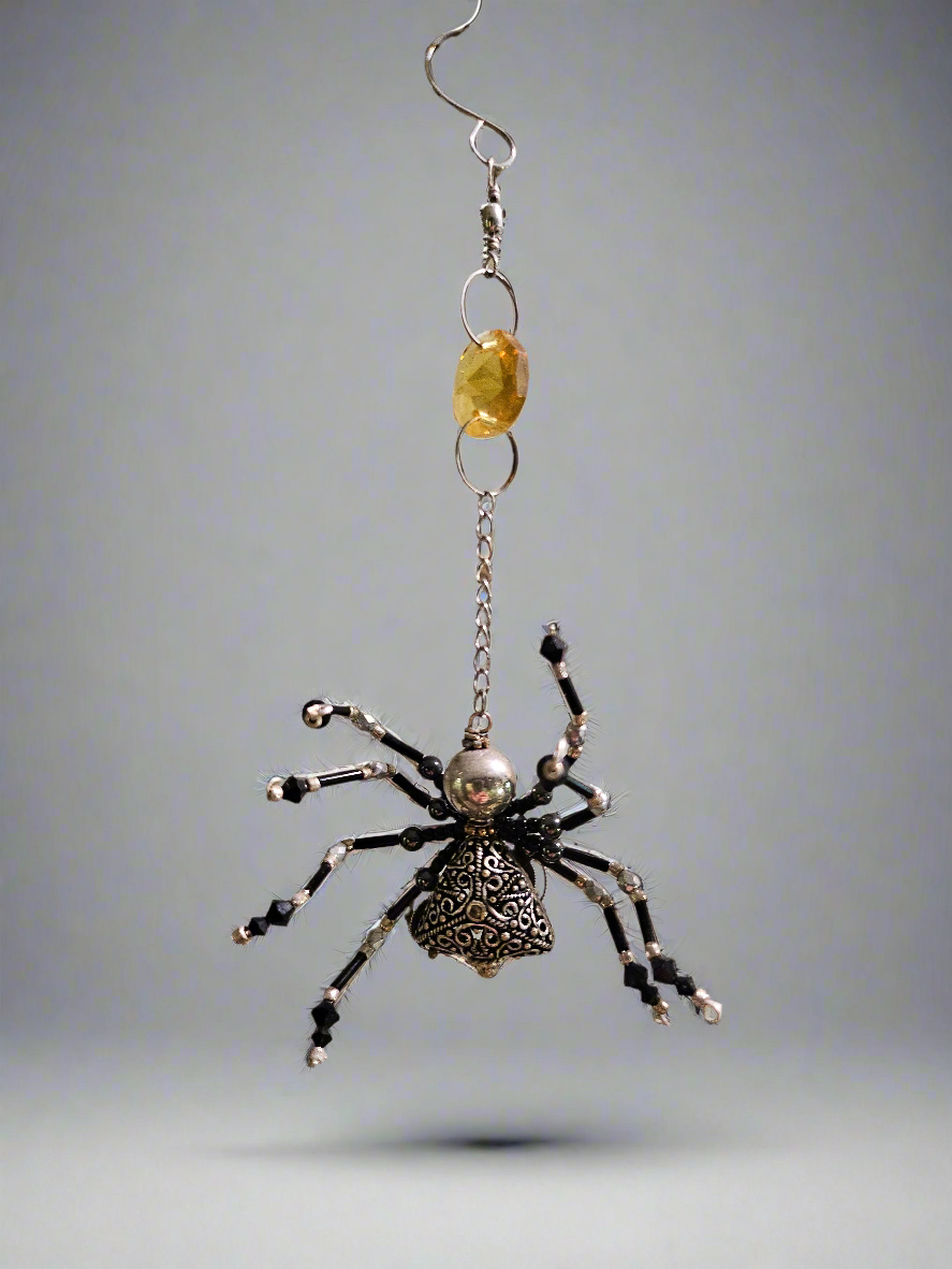 Jungle Relics - Vente Objets de décoration - Araignées ornées de bijoux et de perles1