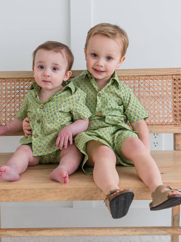 Yo Baby - Wholesale Top en short set - Kinderen - Sagegroen bedrukt jongensshirt en shortset0