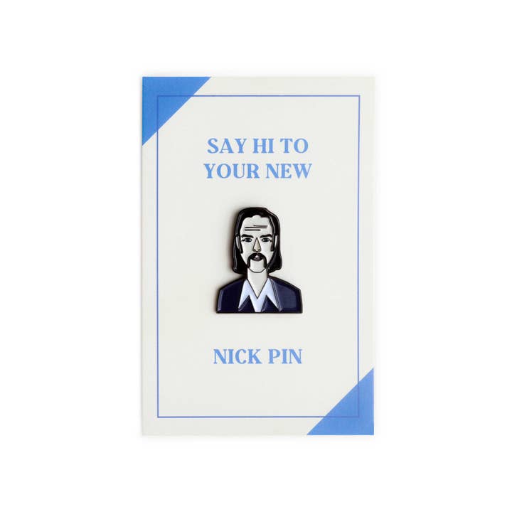 Judy Kaufmann – Engroshandel Reversnål/knap – Nick emaljepin til boghandlere og konceptbutikker2