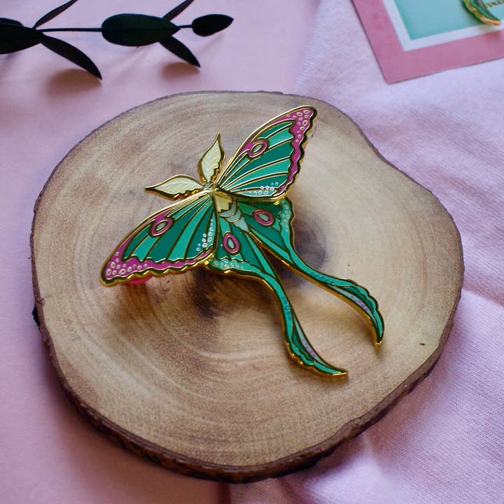Luna - Bewegende Motte - Emaille-Pin für den Großhandel von Flutter & Fern