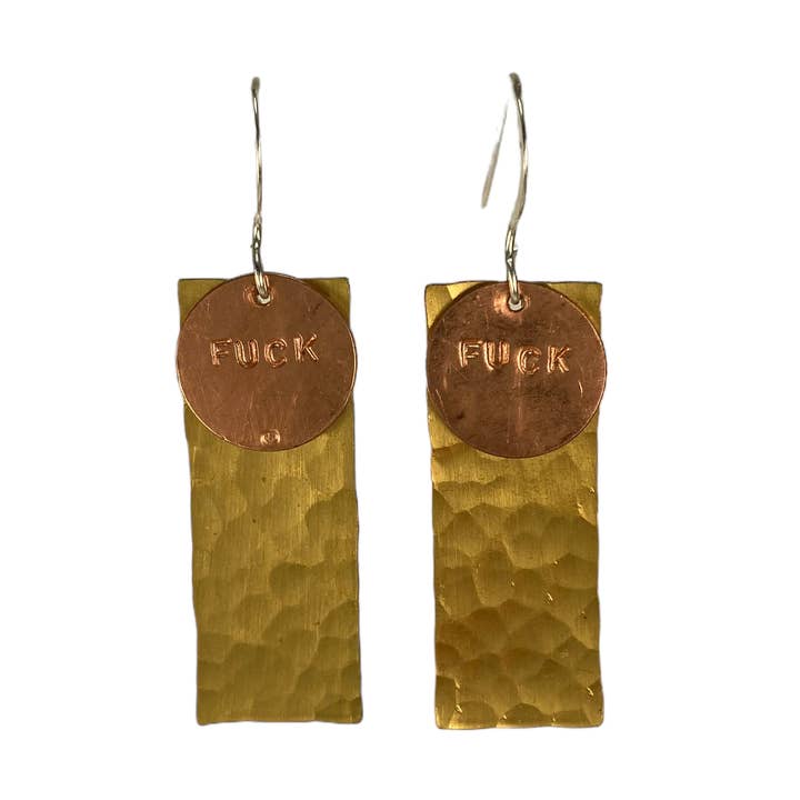 Boucle d'oreille FUCK 7 en laiton martelé avec disque en cuivre pour la vente par David Stepan
