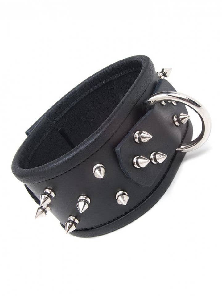 Collare per Cani Alpha con Borchie per la vendita all'ingrosso da parte di The Stockroom