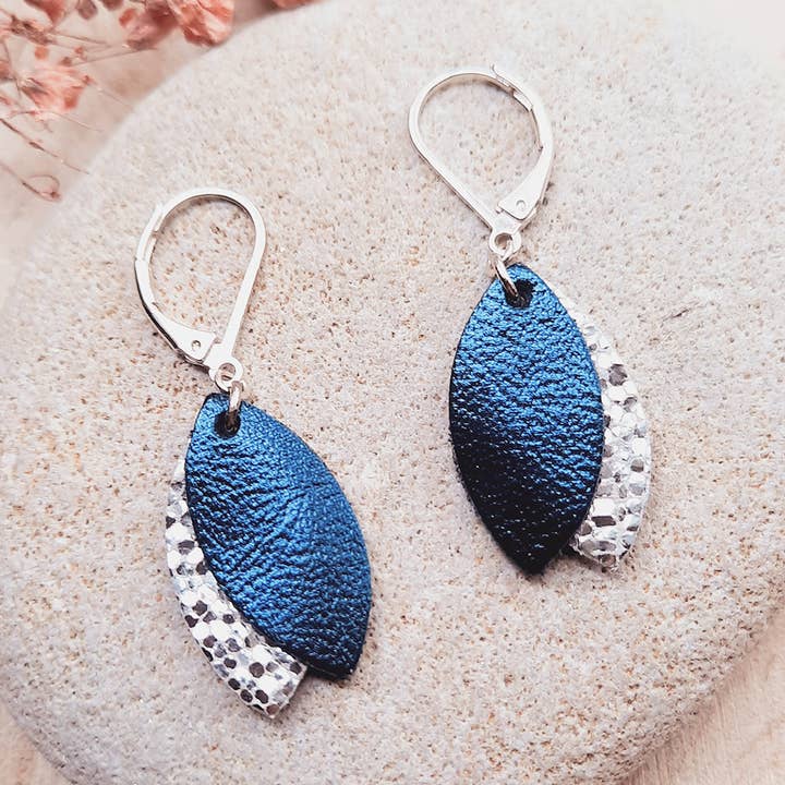 Boucles d'oreilles en cuir LES LOULOUS Bleu pétrole for wholesale by Ni une ni deux