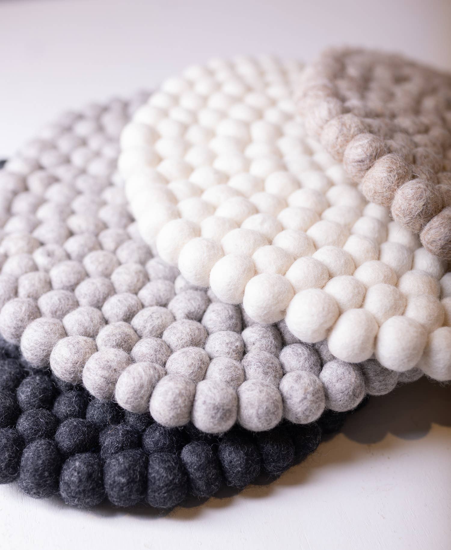 GRIS Coussin de chaise/dessous de plat à pompons en laine, diamètre 13,60 pouces, gris en vente sur Faire3