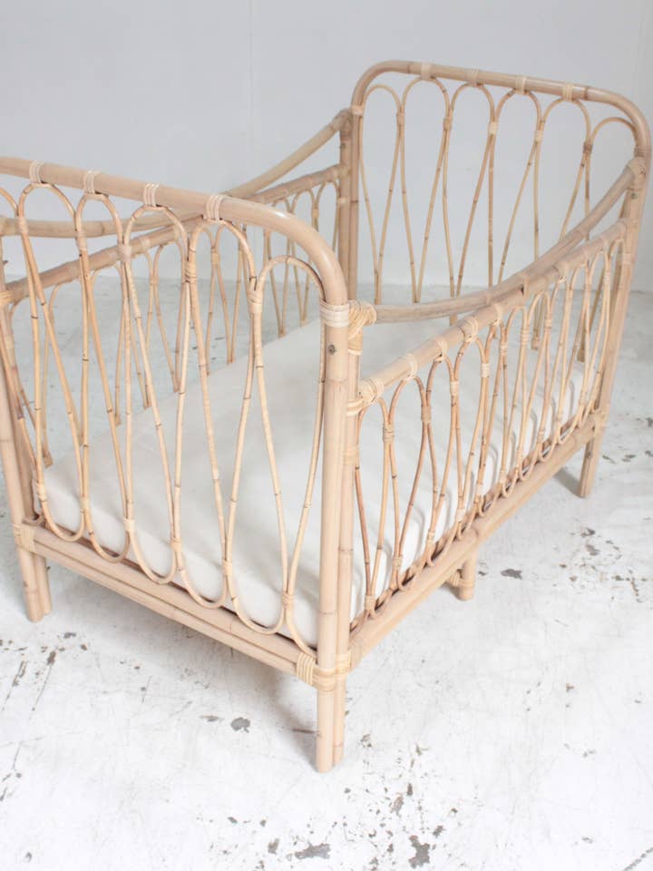 Berceau en rotin durable et écologique avec matelas de 8 cm pour la vente par BOIS BLANC HOME LTD