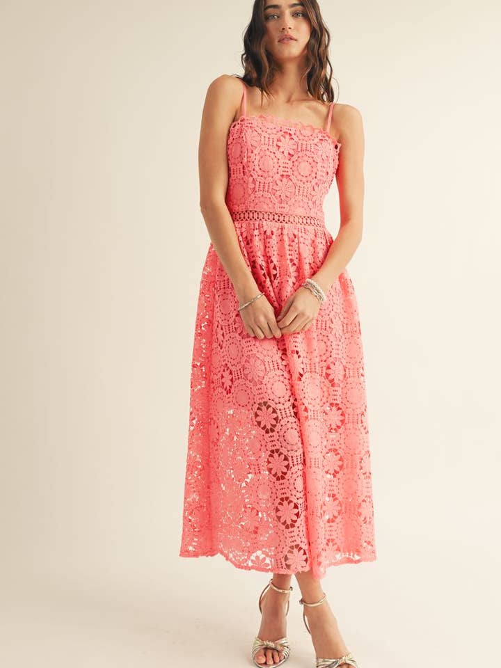 ROBE LONGUE À BRODERIE FLORALE ET ENCOLURE FESTONNÉE pour la vente par JUST ME