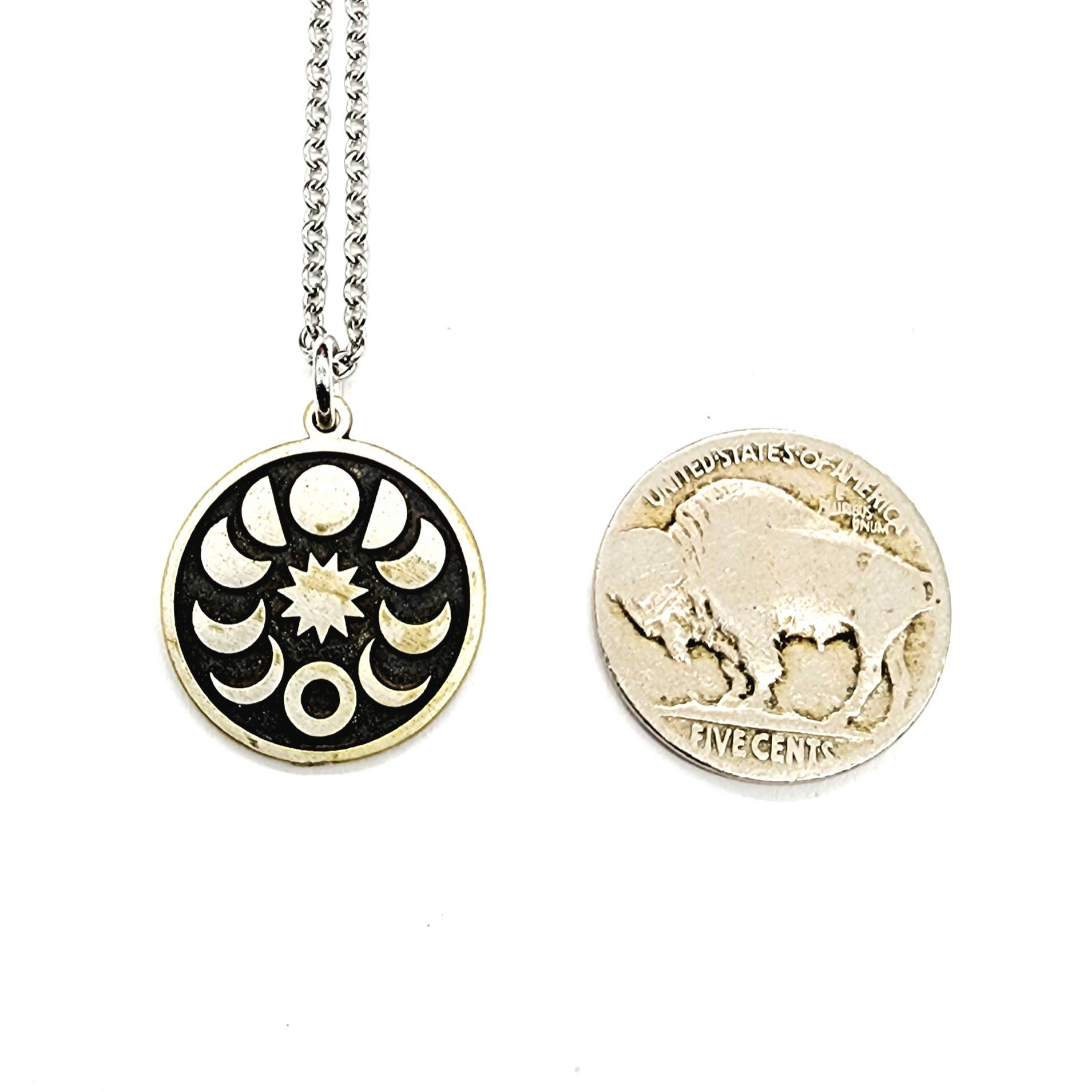 MergingMetals - Venta al por mayor Collares con colgantes/abalorios - Collar de Ciclos de la Luna en Plata Antigua4