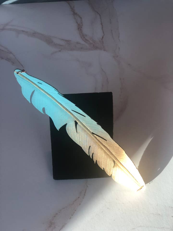 Ohrringe aus Lederfedern in Hellblau und Gold für den Großhandel von AnH Silvertip Designs