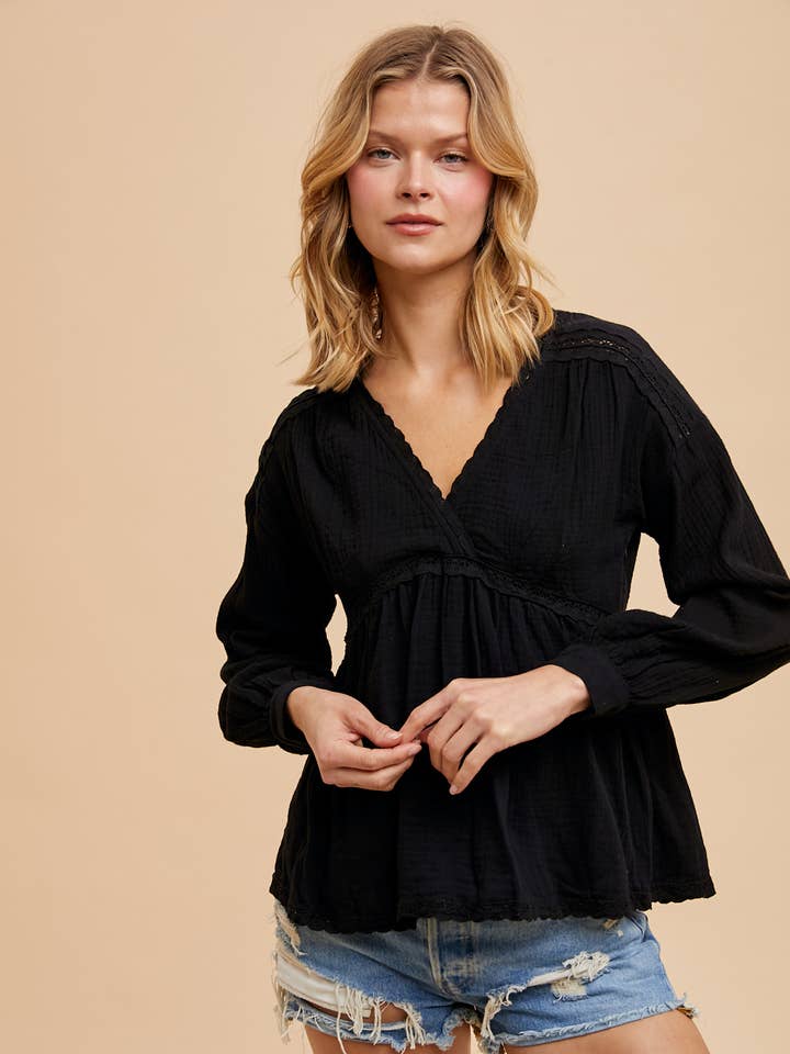 BLUSA DE RENDA COM DECOTE EM V por atacado de In Loom