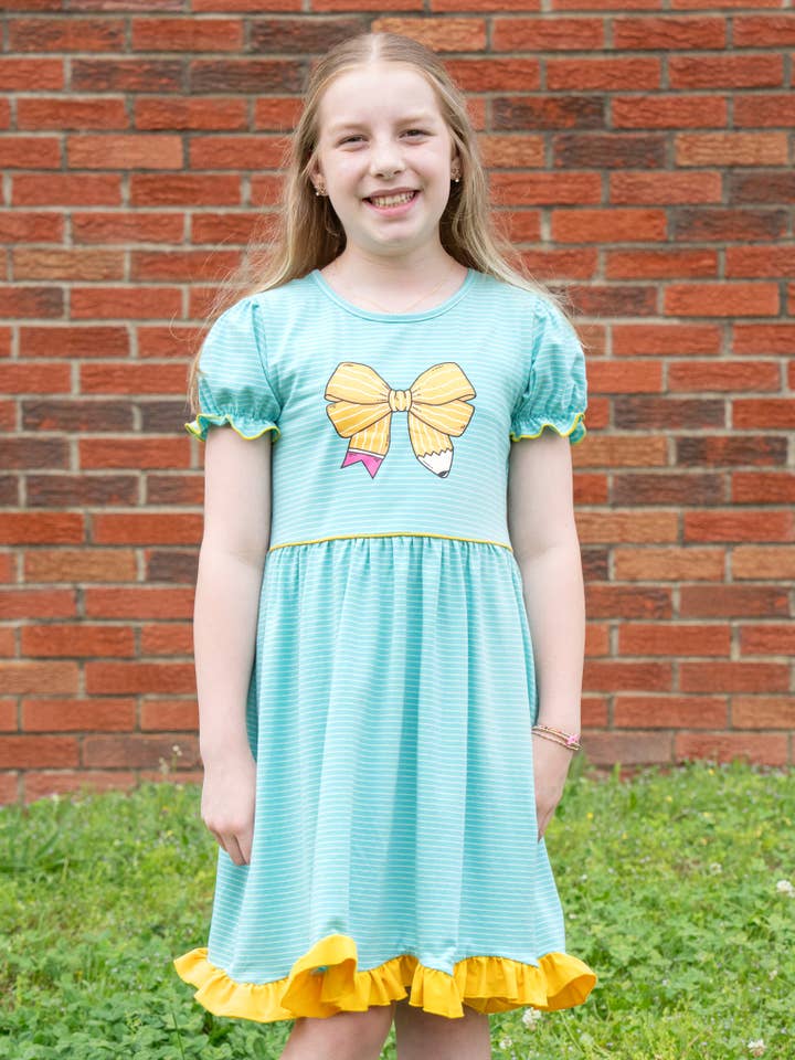 Gestreepte Jurk met Strik en Rucheszoom voor wholesale door Marie Nicole Clothing