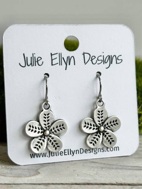 Enkle sølvblomster med fem kronblade for engroshandel hos Julie Ellyn Designs