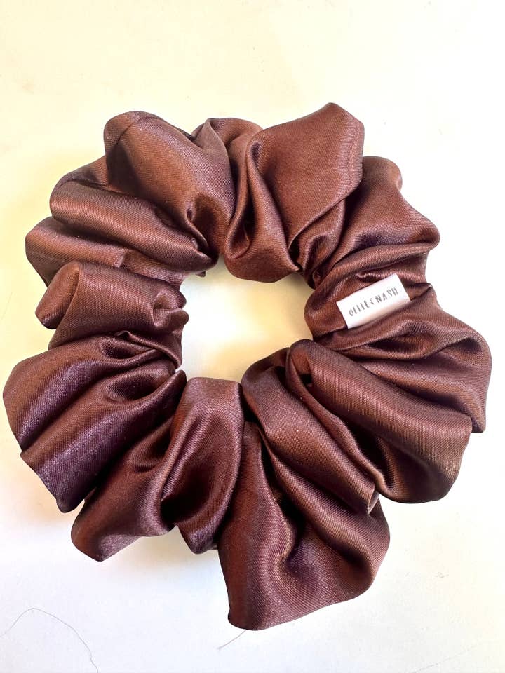 Bruine zijden scrunchie voor wholesale door Ollie & Nash