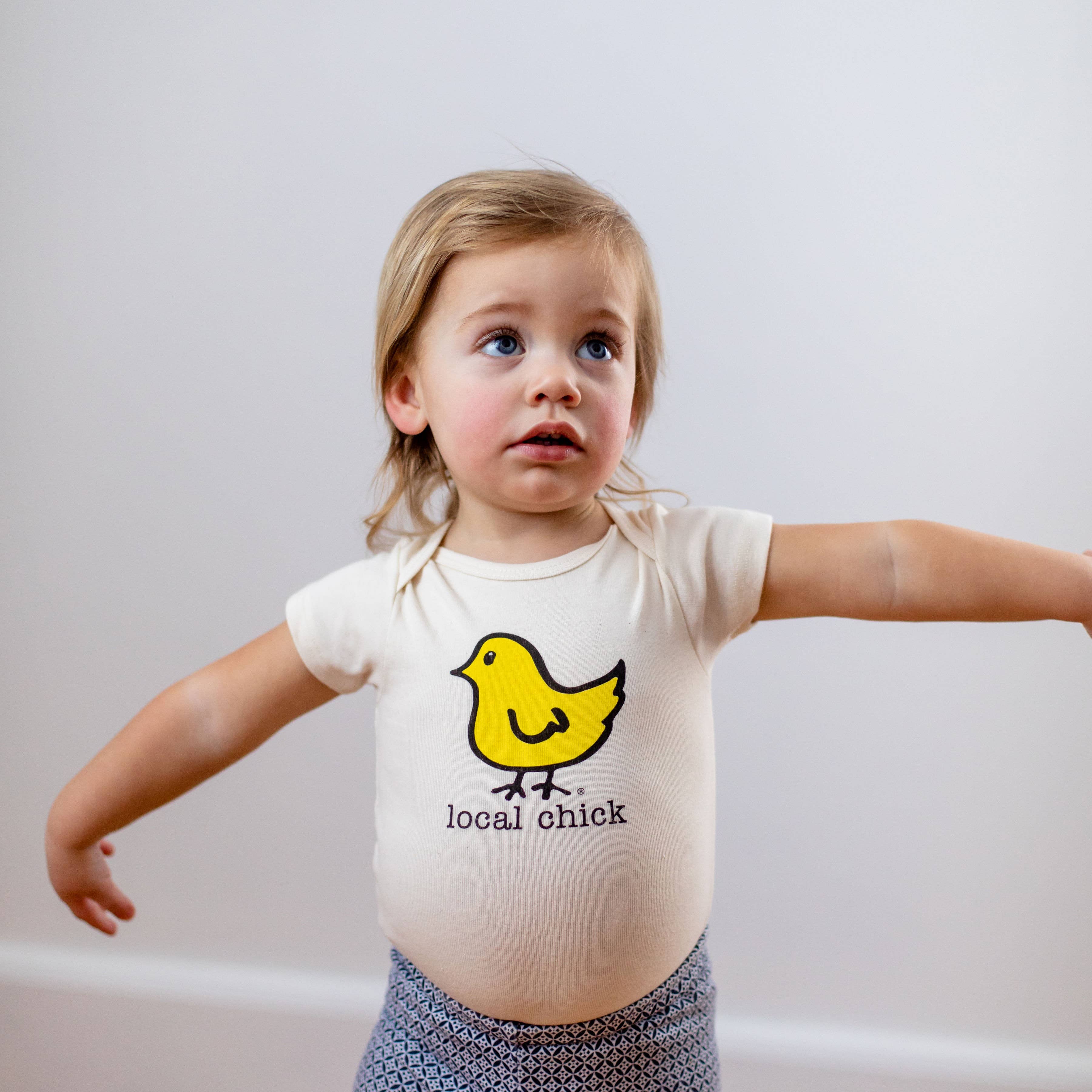 Simply Chickie® Organic Baby & Kids | USA Made • Ships USA - Vente Body (sans pieds) – bébé - Body bébé à manches courtes en coton biologique avec motif poussin | Fabriqué aux États-Unis2