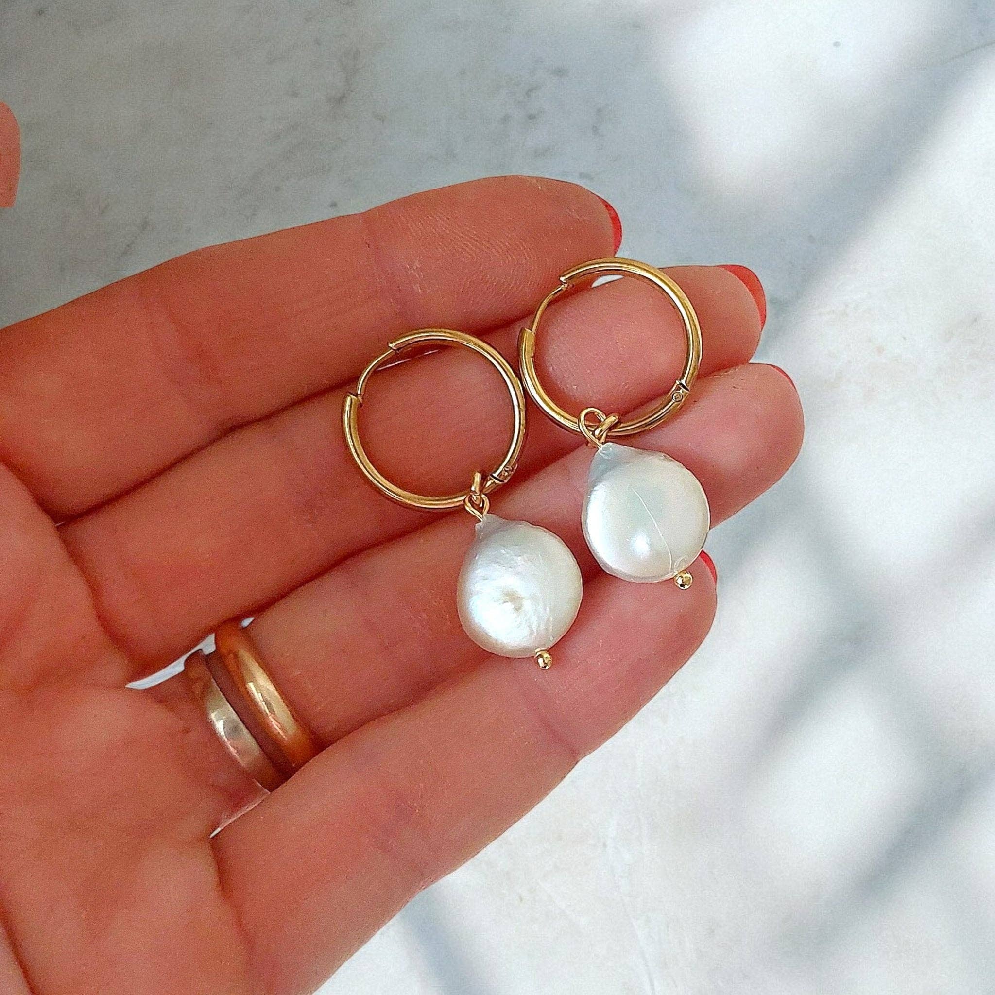 DUESTELLE ITALIA – wholesale Huggieörhängen – Bianca hoops - 2-i-1 huggie-örhängen med pärlberlocker3