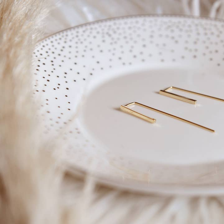 Brincos Liv Modern Bar por atacado de Oh So Lovely