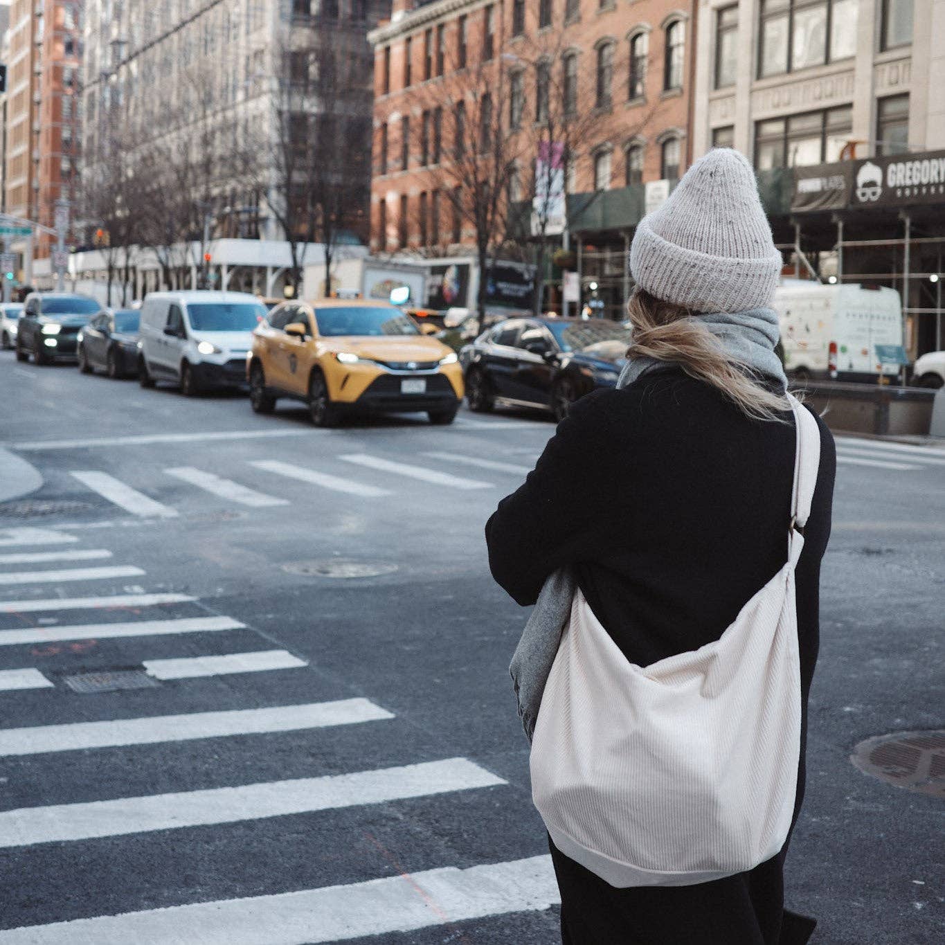 Dans le sac - Vente Sac à bandoulière – femme - Sac bandoulière croissant en velours côtelé1
