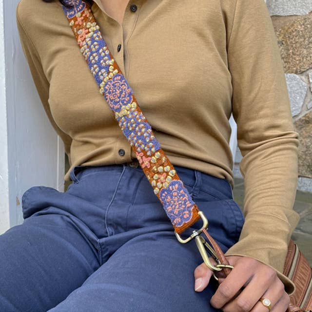 Jenny Krauss – Großhandel Schulterriemen – Damen – Blue Skies verstellbare Tasche/Kameragurt mit Blumenstickerei1