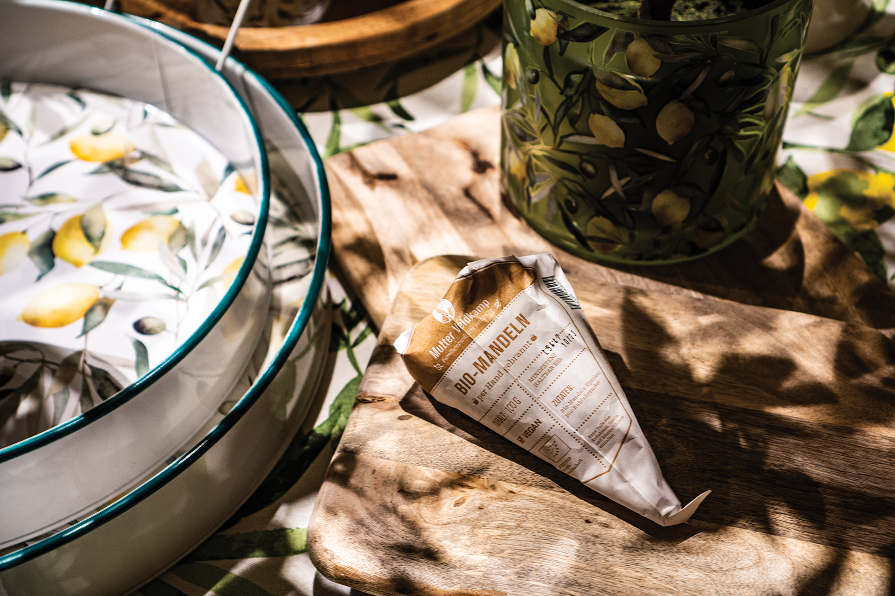 Hamburger Goldmandeln - Wholesale Nuts - Organic almond cone1