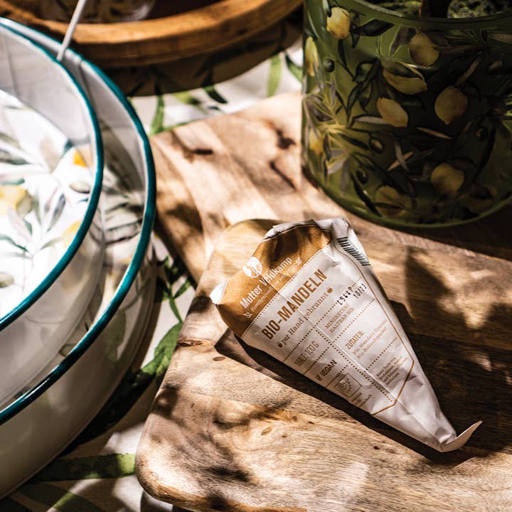 Hamburger Goldmandeln - Wholesale Nuts - Organic almond cone1