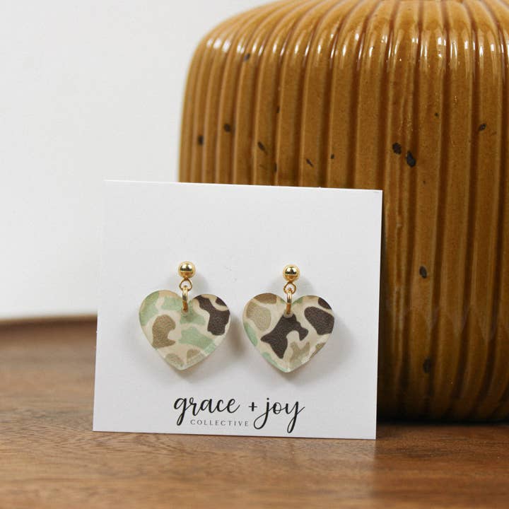 Pendientes colgantes de corazón camuflado, pendiente de acrílico para venta al por mayor de Grace + Joy Collective