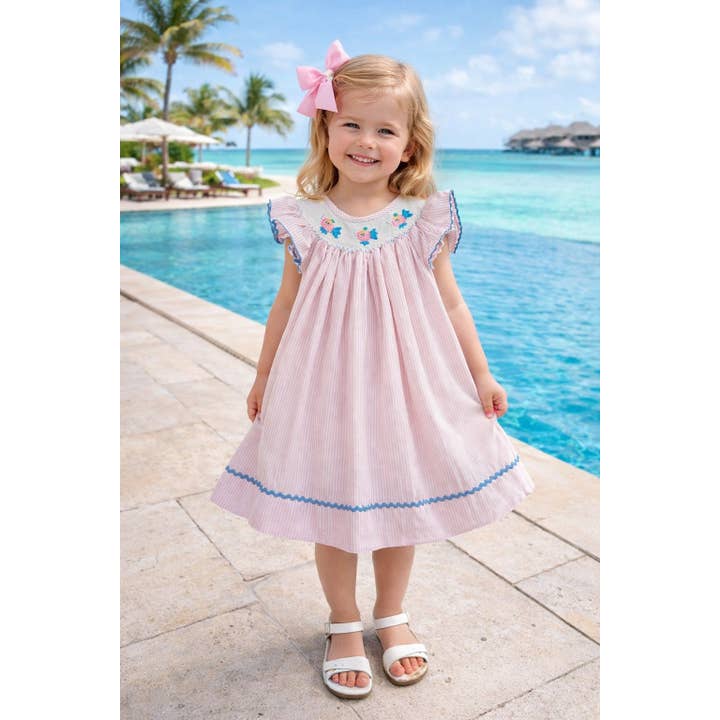 Abito rosa da bambina con smock a mano "Pesce" modello Bishop per la vendita all'ingrosso da parte di Marco and Lizzy